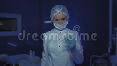 年轻女医生戴着医用面具看镜头的肖像。 冠状病毒停止。